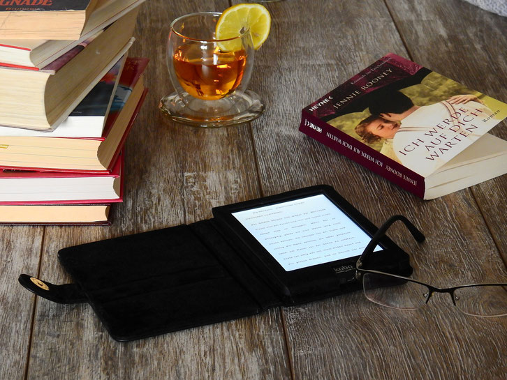 Bild mit einem e-Book Reader und Büchern