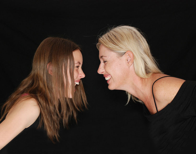 2 Frauen lachen sich an