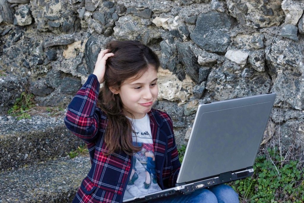 Bild eines Mädchens am Computer