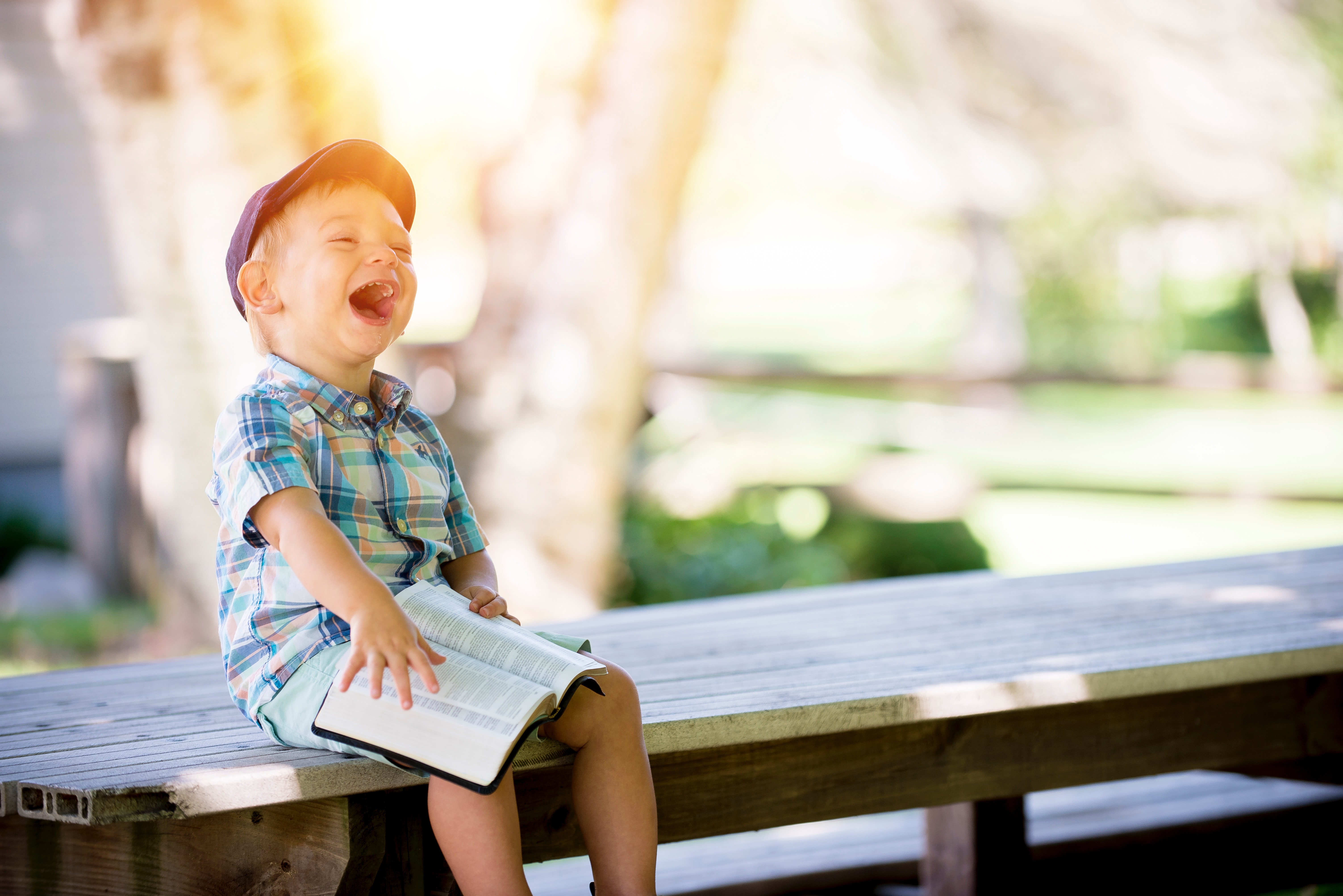 ben-white-4K2lIP0zc_k-unsplash lachender Bub